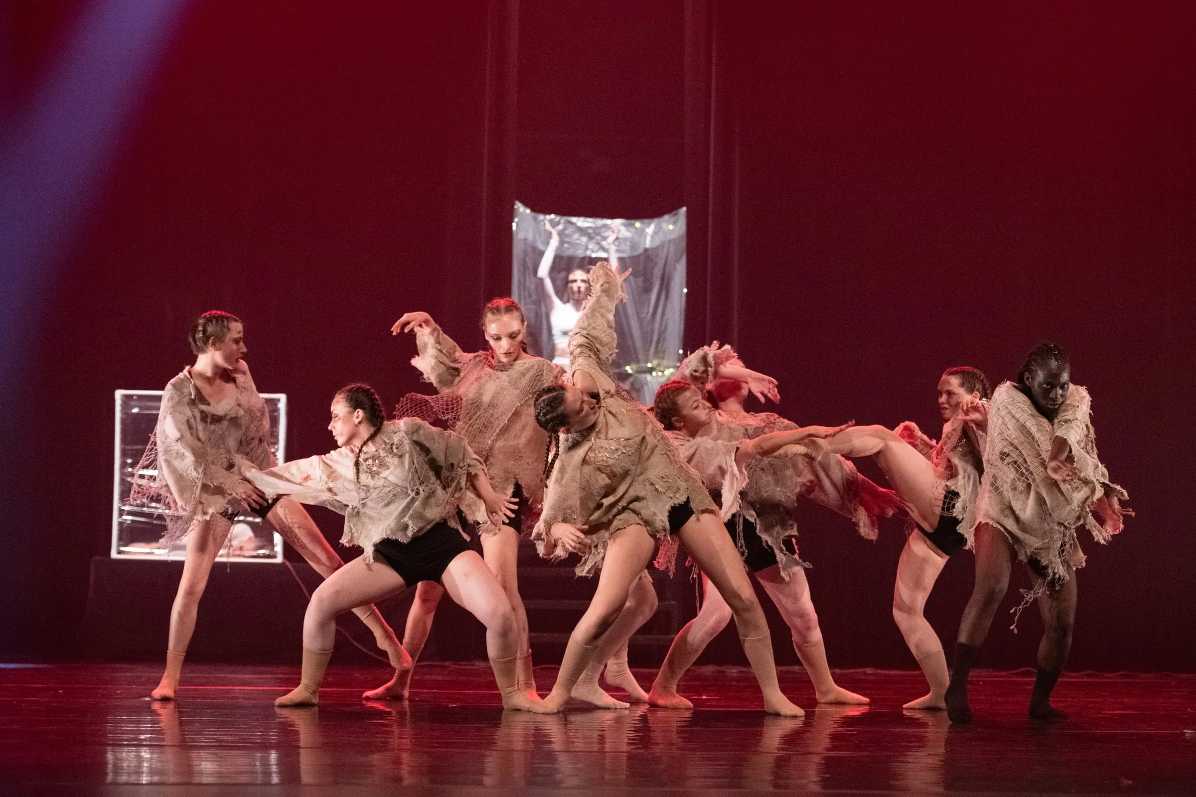 Ensemble de la compagnie, tableau en lumière rouge
