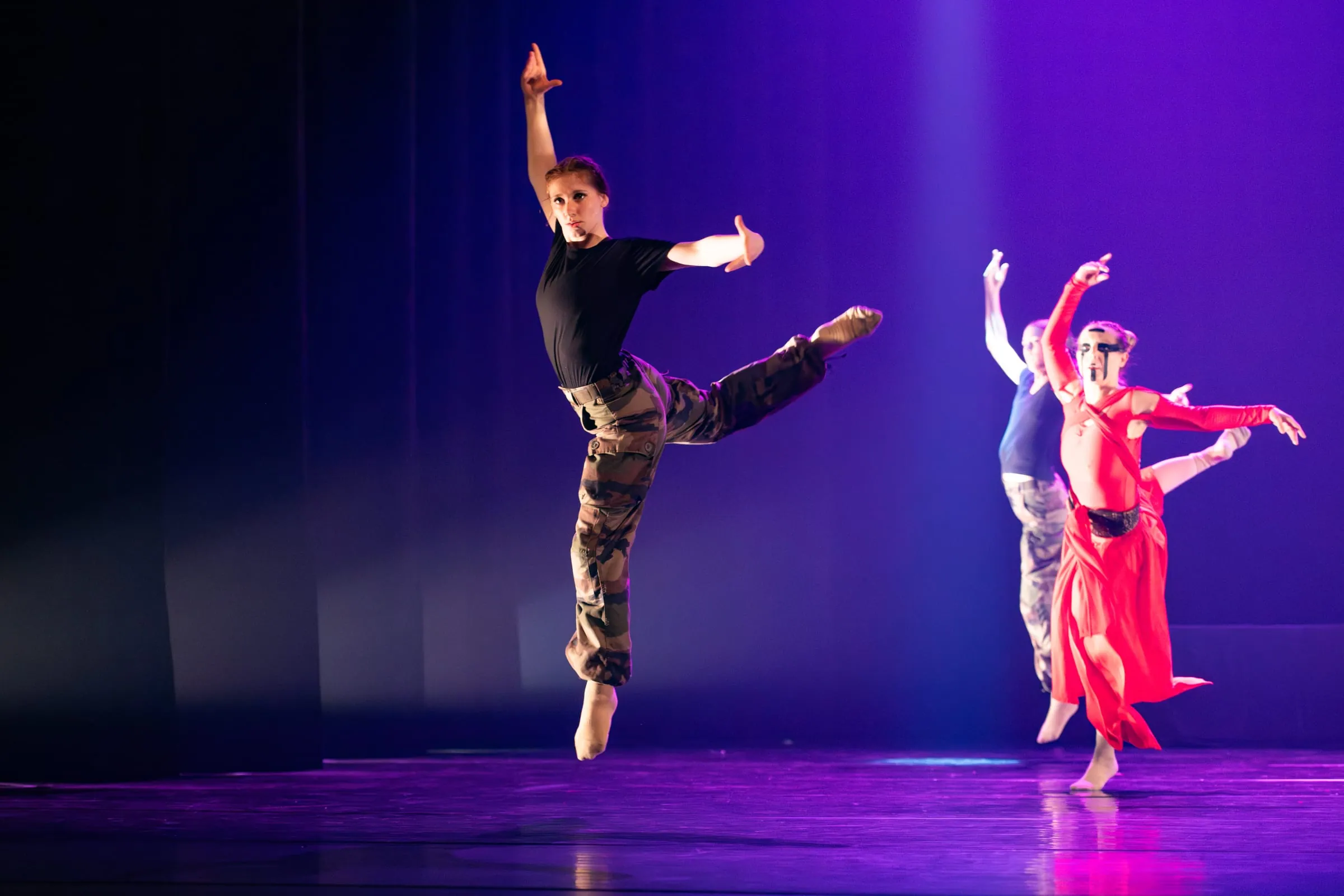 Duo de danseurs sur scène, lumière froide