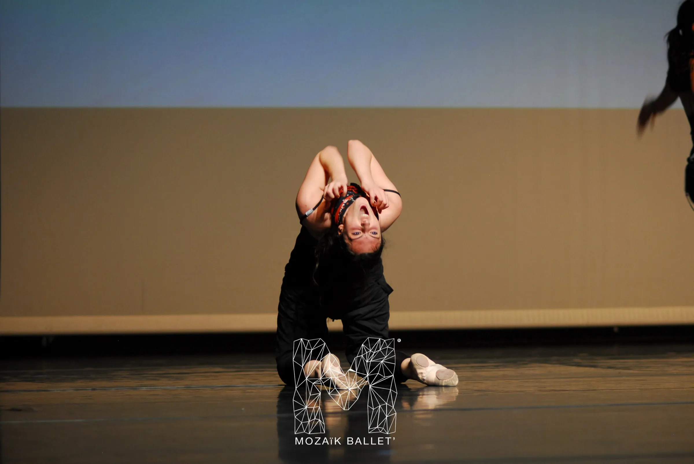Danseuse en cambré, cheveux libres