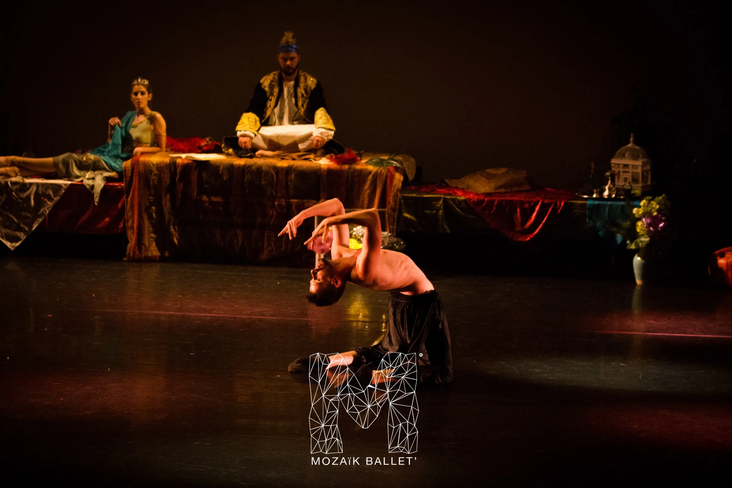 Danseur au sol, scène orientale aux teintes chaudes